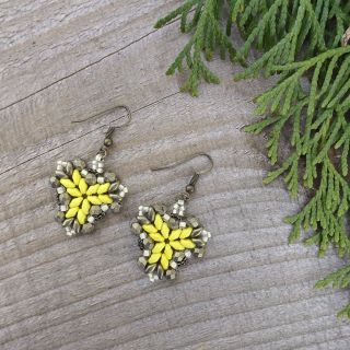 Jsou jako letošní červnové dny – trochu proměnlivé, ale vždy s nádechem slunce. Září i ve stínu a připomínají, že léto už...